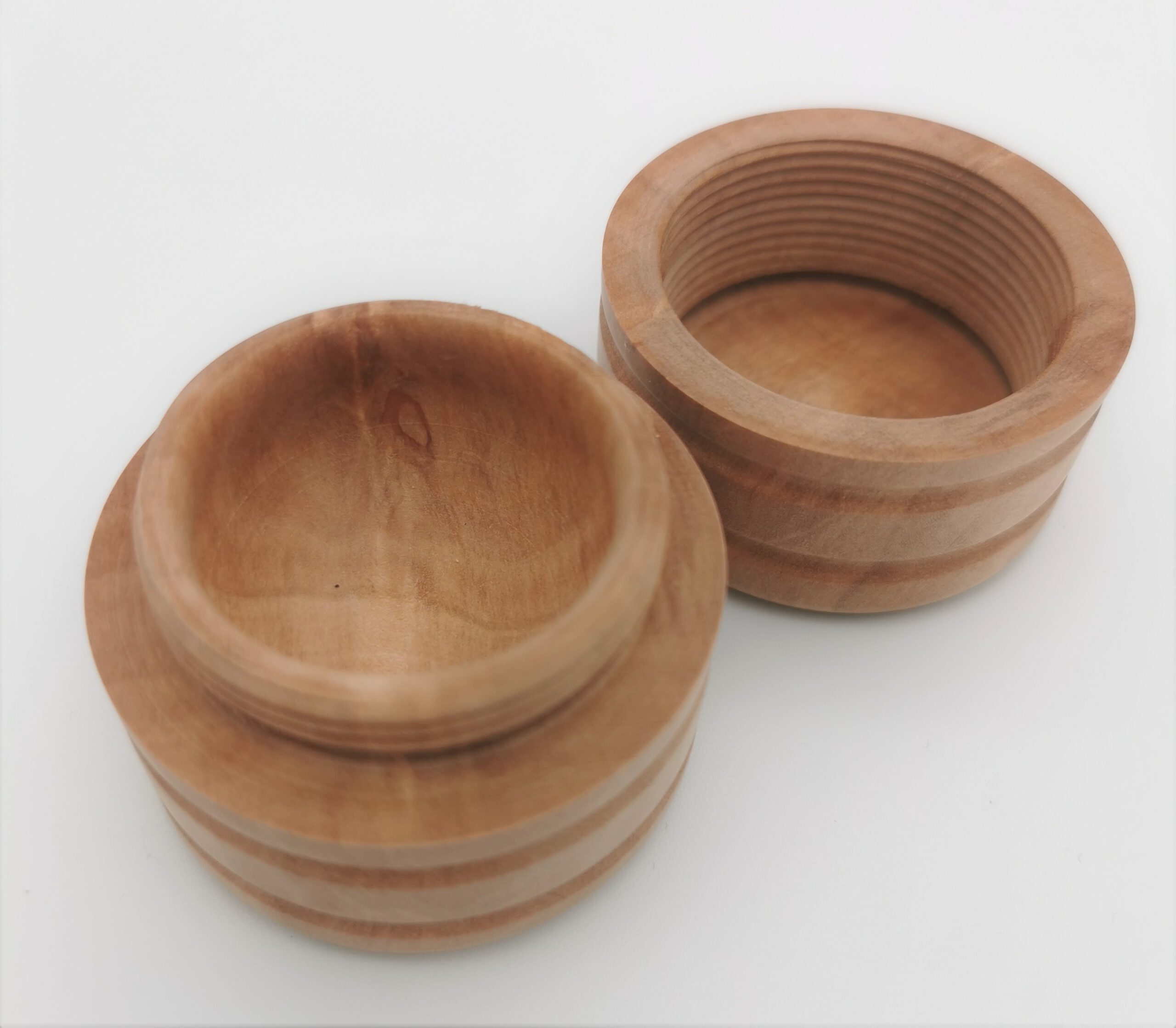 Kleine Schraubdose mit Rillen aus Bergahorn – Bild 4