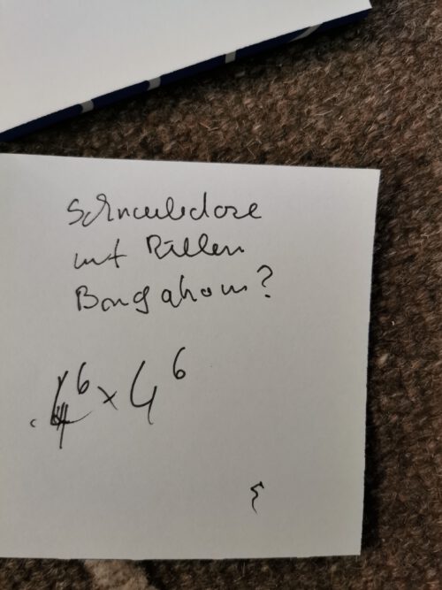 Kleine Schraubdose mit Rillen aus Bergahorn